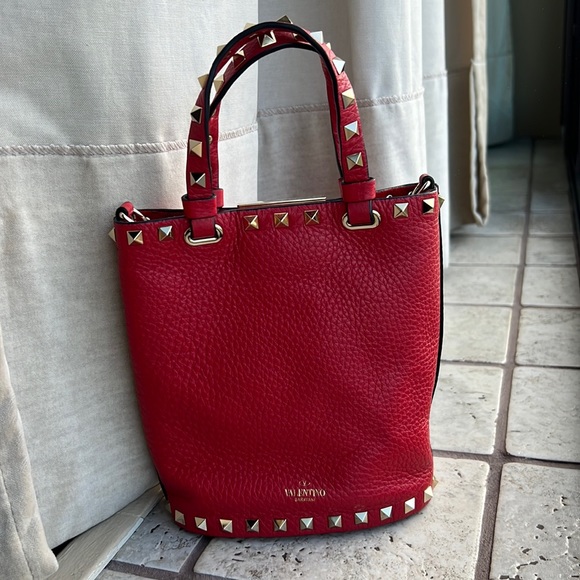 ROCKSTUD GRAINY CALFSKIN POUCH - RED. Never used. Bucket Bag NWOT - Picture 4 of 12